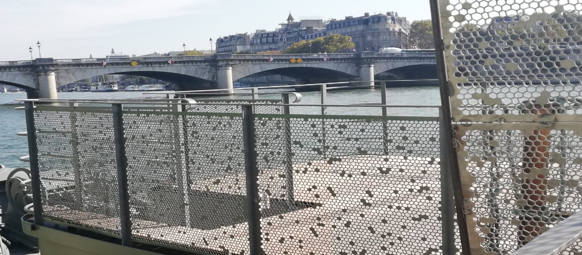 Peniche sur la seine MOSAIQUE ERGOT 1